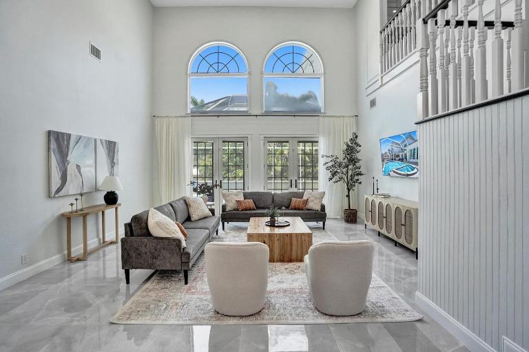 Spacious Luxury Villa in Hollywood 6BR 5-Bath 5-Min Walk to Beach & Attractions - B&B Hollywood