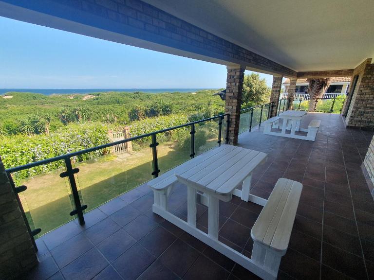 36 Steps to Beach Sand - B&B Port Elizabeth