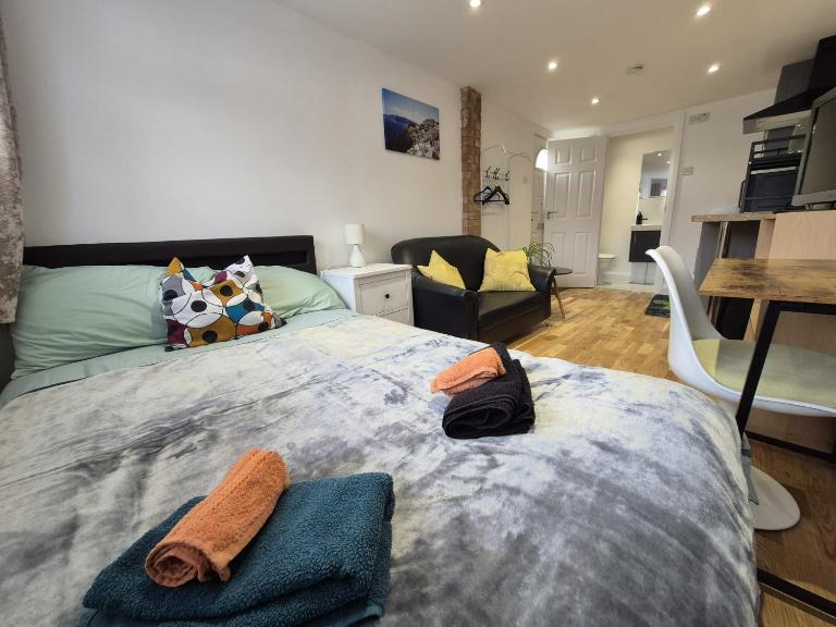 Your London Escape - Cosy Studio w fast Wi-Fi & free onstreet parking - B&B Londra