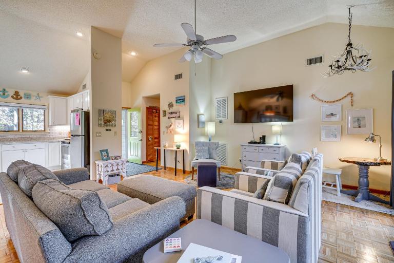 1/2 Mi to Beach Access: Southern Shores Gem + Deck - B&B Southern Shores