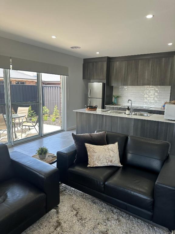 Lbarza Brand New Stylish 2BR Townhouse in Kialla - B&B Keely