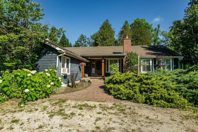 5BR Riverfront Retreat w Firetable BBQ and Deck - B&B Orangeville