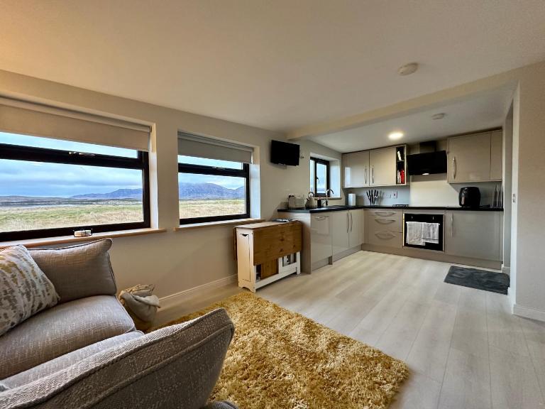 Druidibeg Cabin, Loch Druidibeg, Isle of South Uist - B&B Stilligarry