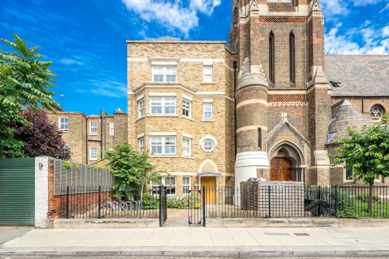 Luxury 1 bed Apt Sleeps 5, Barons Court 5m to tube - B&B London
