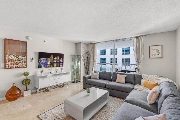 Waterfront and City Lights 1-BR With Free Parking - Chambres d'hôtes Miami