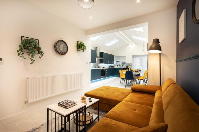 LUXURY, 4 bedroom house, Sleeps 8- FREE Wi-Fi & FREE Parking, Garden, Long Stays & Contactors Welcome - B&B Leicester