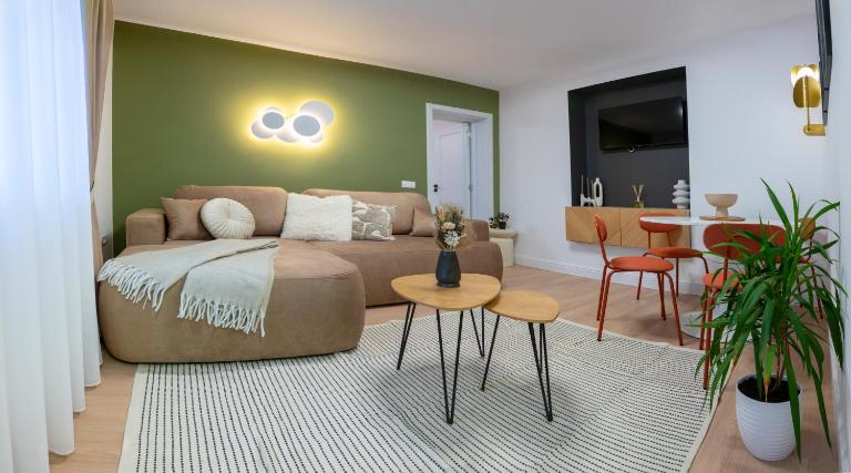 ABM Apartment - OLD TOWN - Private parking - B&B Braşov