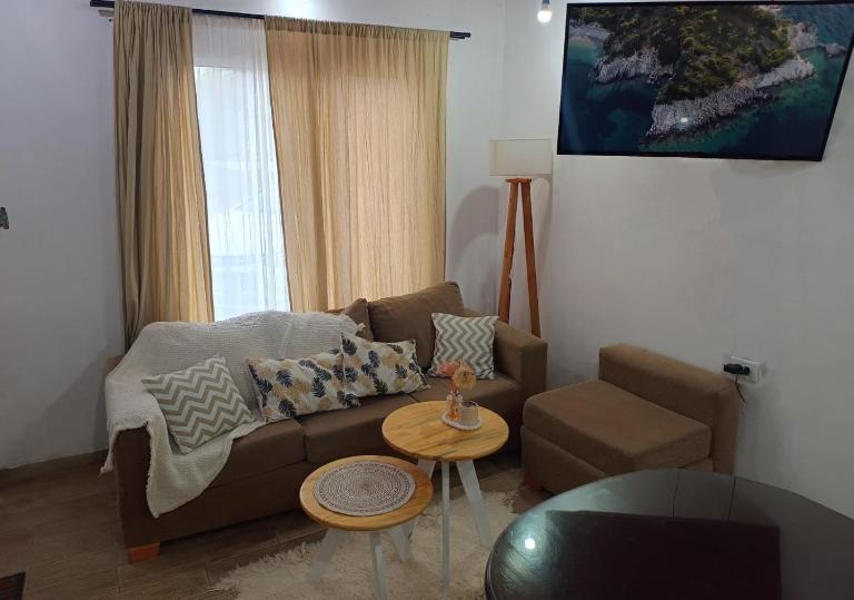 Casa de dos dormitorios en villa adela a 10 minutos del centro para 7 personas se aceptan mascotas - B&B Concordia