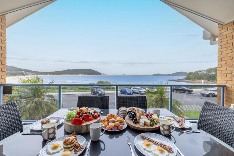 Tah Villa 1, 68 Marine Dr - stunning views, linen and air con - Ferienwohnung Fingal Bay