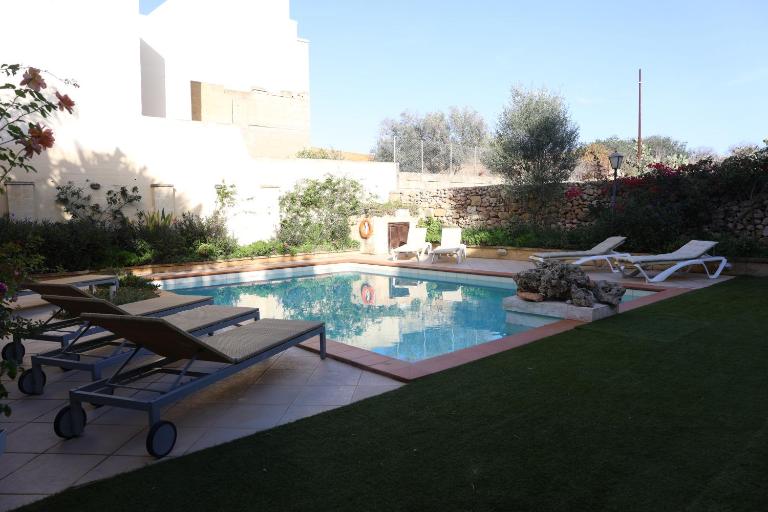 Rustic Xagħra Farmhouse with Pool, Garden & BBQ - B&B Xaghra