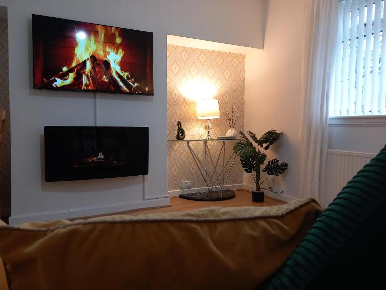 Douglas Apartment - Trains to Edin & Glasgow - Private Parking - B&B Airdrie