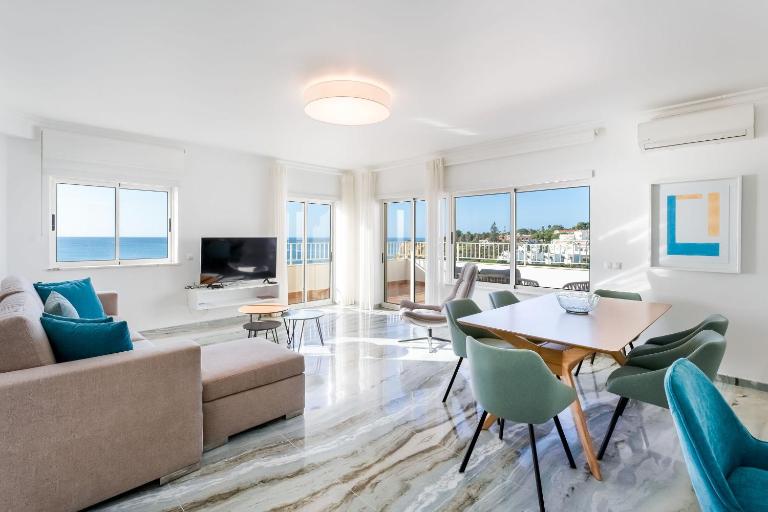 Ocean View 2 BDR Flat With Balcony by LovelyStay - Bed and Breakfast Armação de Pêra