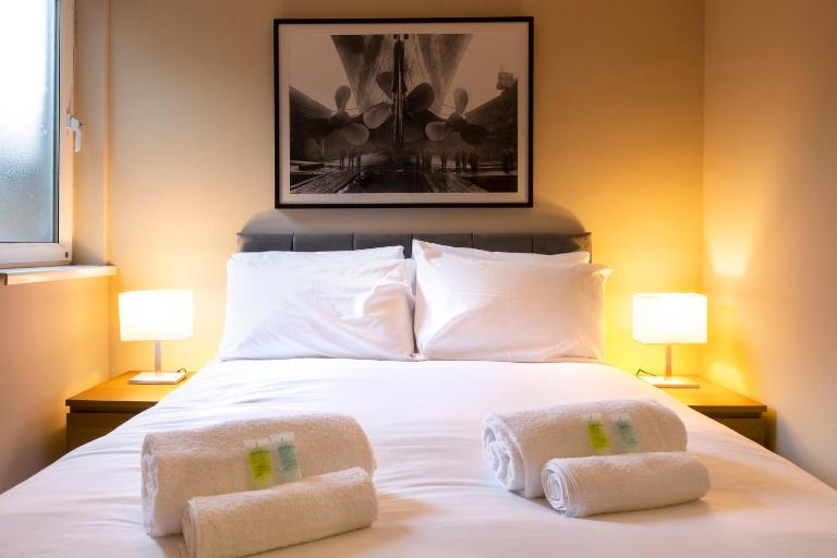 The Titanic -1bd Trendy Ap -Gold Short Term Stays - B&B Belfast
