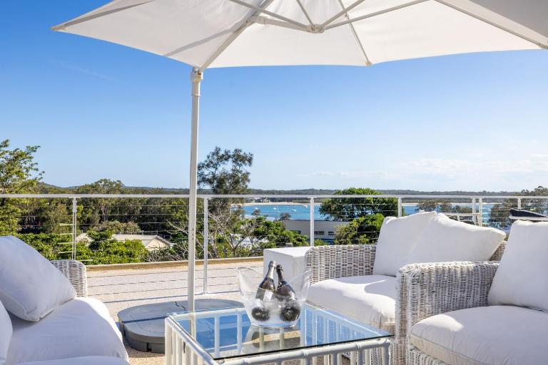 Cloud Nine, 18 Wynne Cres - heated pool, waterviews, beach - B&B Carlotta