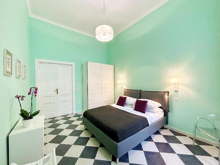 Quid Juris 28 - Santa Lucia - B&B Napoli