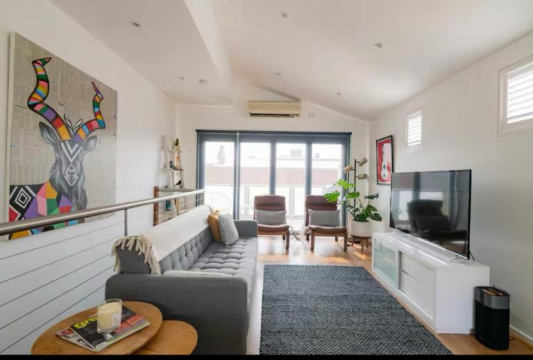 Designer townhome adjacent to East Brunswick Village 2min to tram plus private parking - B&B Melbourne