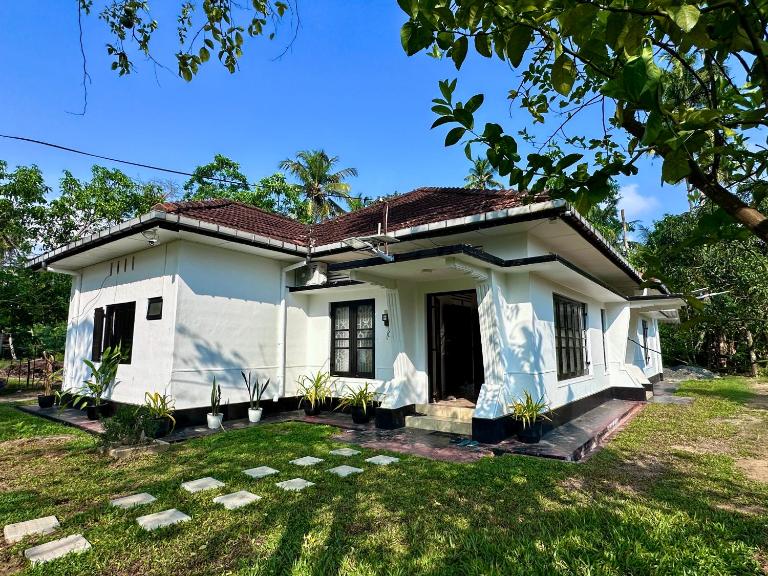Sunny Surf Villa - B&B Weligama