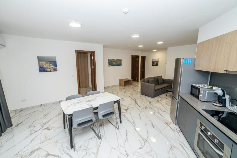 Modern 2-Bedroom Apartment with Terrace - by HostMT - B&B San Pawl il-Bahar