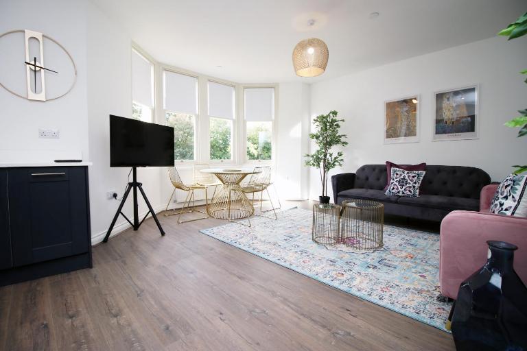 Large City Centre 3 Bed Flat with Parking - B&B Cardiff