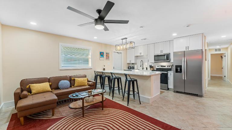 The Shark Tank TownCenter Walk to Beach Bars Shops & Downtown Cocoa Beach - B&B Cocoa Beach