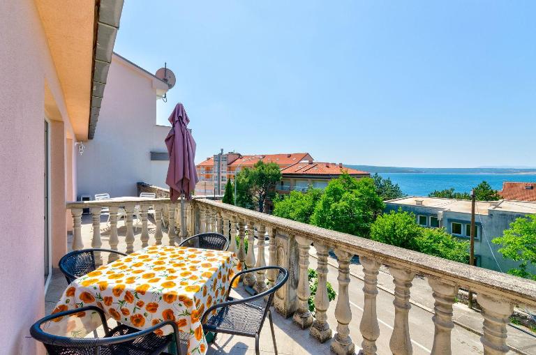Helles Apartment nur 100 Meter zum Strand mit Meerblick - B&B Cirquenizza