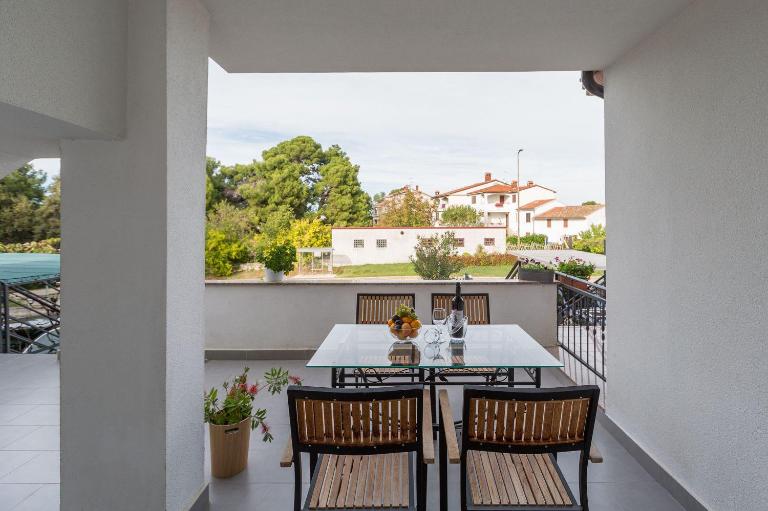 Idyllisches Apartment nur 600 Meter zum Strand mit privater Terrasse, WiFi, Parkplatz - B&B Poreč