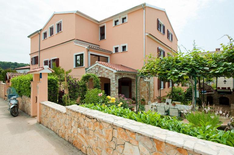 Idyllisches Apartment nur 200 Meter zum Strand mit Taxibootverbindung nach Rovinj - B&B Rovinj