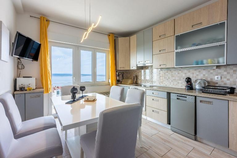 Charmantes Apartment nur 650 Meter zum Sandstrand mit zwei privaten Balkonen und Meerblick - B&B Crikvenica