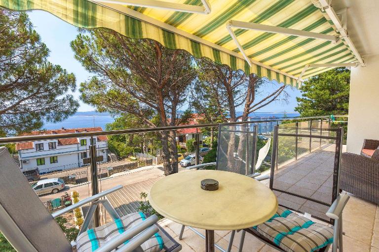 Komfortables Apartment nur 200 Meter zum Strand mit Meerblick, privatem Balkon mit Liegen - Ferienwohnung Selce