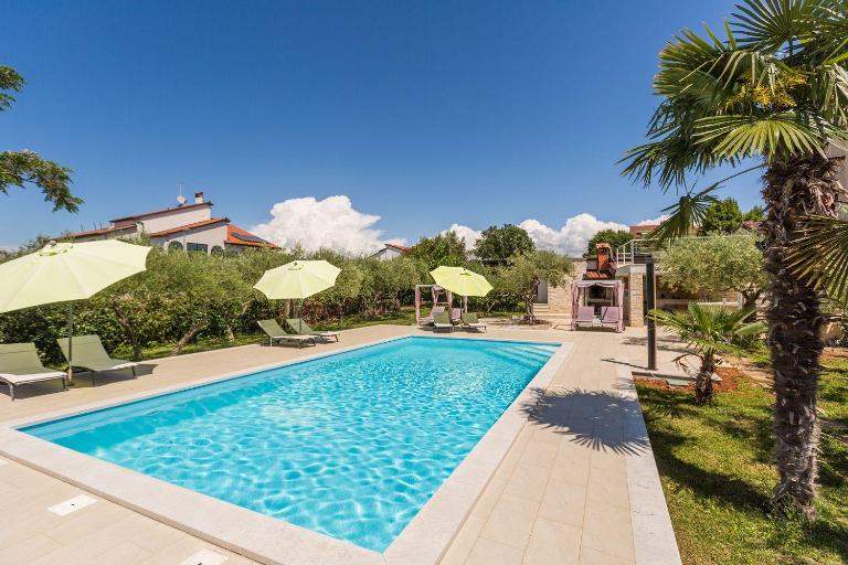 Idyllisches Apartment nur 250 Meter zum Strand mit Pool, Meerblick, Grillbereich, Liegen - B&B Parenzo