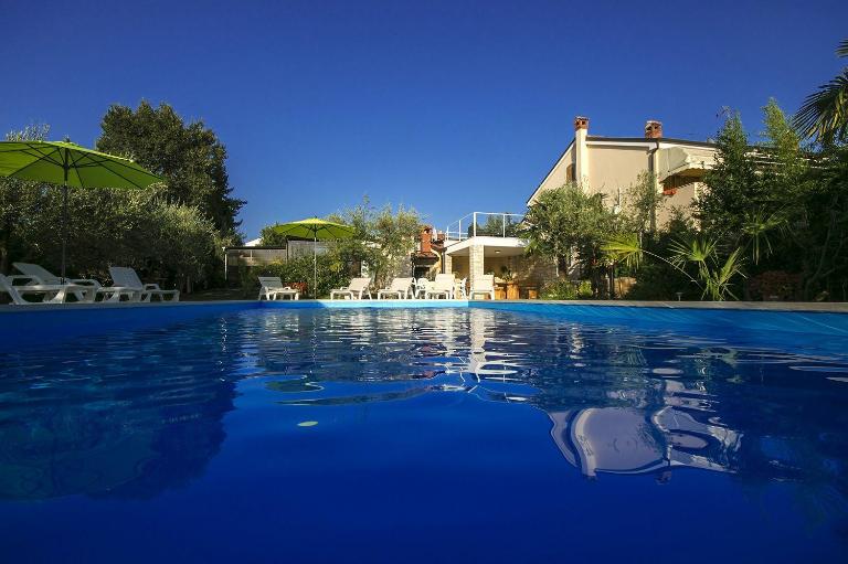 Charmantes Apartment nur 400 Meter zum Strand mit grossem Pool, privater Terrasse, Grill, Liegen - Ferienwohnung Poreč