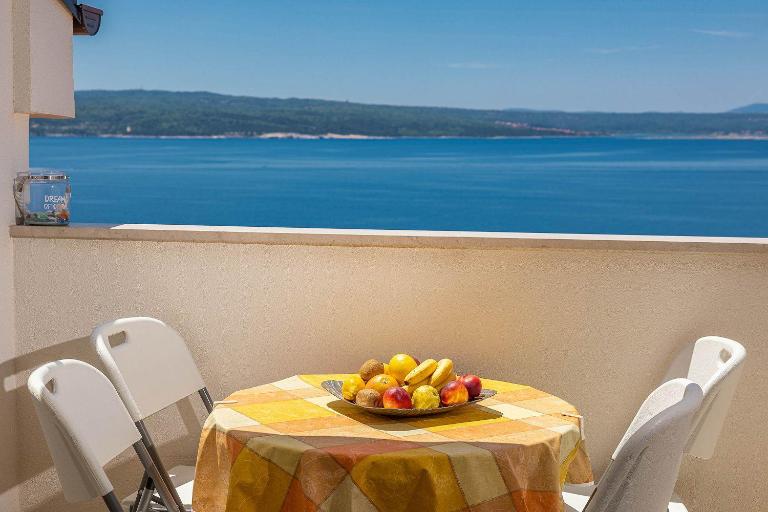 Helles Apartment nur 150 Meter zum Strand mit Dachterrasse, Meerblick, Grill - Chambres d'hôtes Crikvenica