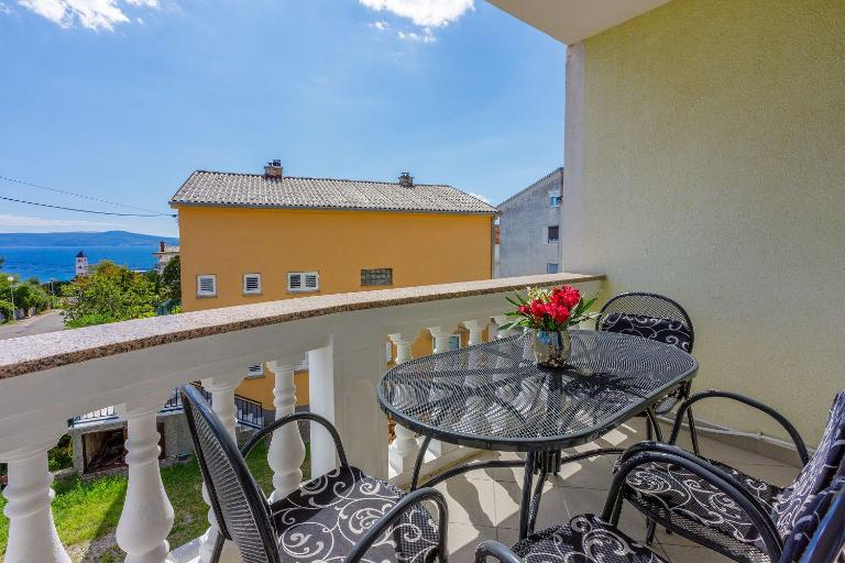 Komfortables Apartment nur 500 Meter zum Strand mit Meerblick, Klima, privatem Balkon - Chambres d'hôtes Crikvenica