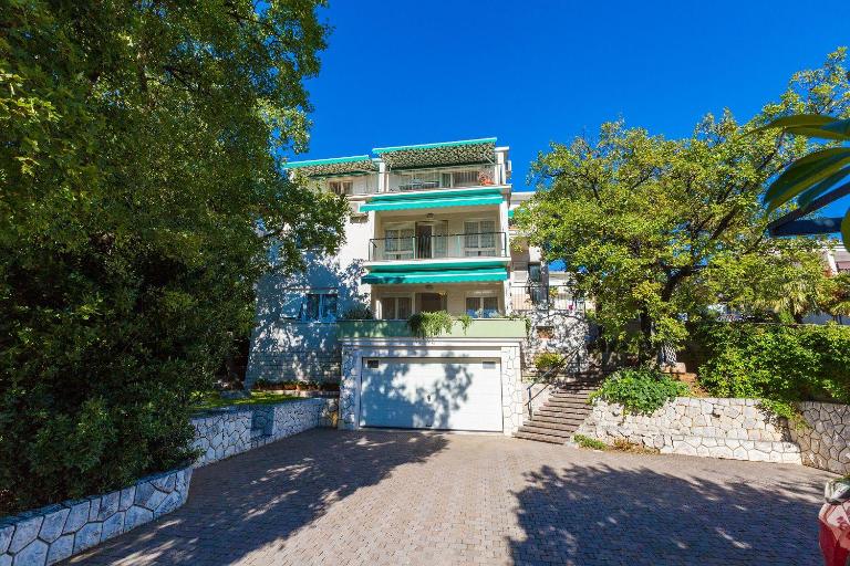 Idyllisches Apartment nur 250 Meter zum Strand mit Meerblick, privater Terrasse, Privatparkplatz - Bed and Breakfast Crikvenica