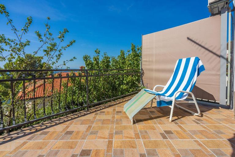 Hundefreundliches Apartment nur 150 Meter zum Strand mit Meerblick, BBQ, WiFi - Chambres d'hôtes Dramalj