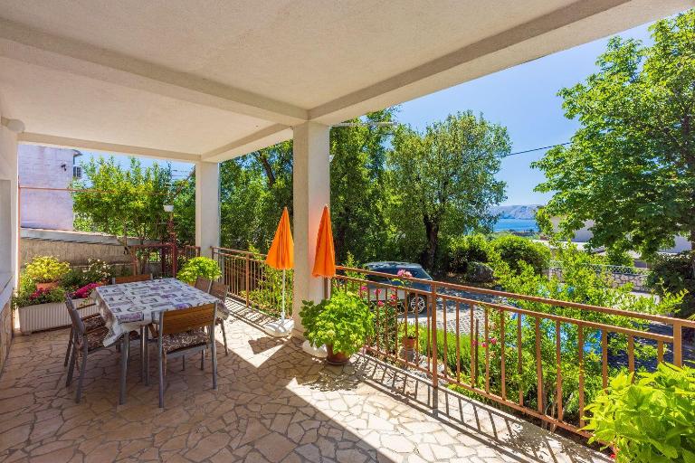 Modernes Apartment nur 600 Meter zum Strand mit privater Terrasse, Grill, Waschmaschine - Chambres d'hôtes Novi Vinodolski