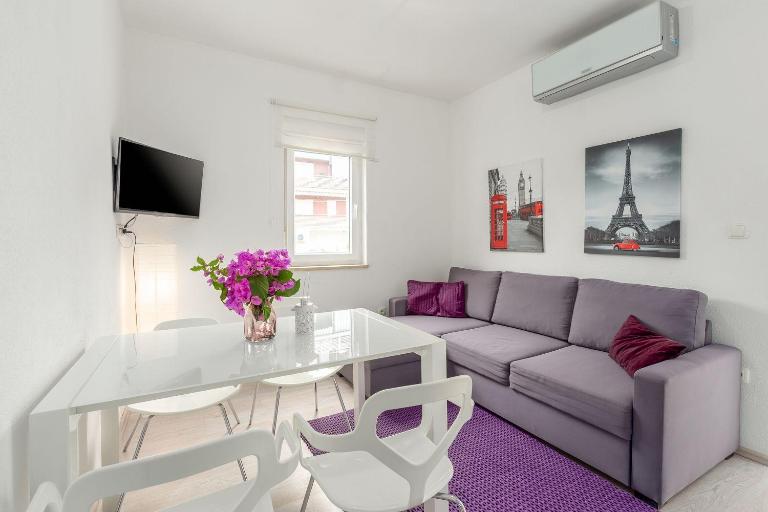 Modernes Apartment nur 300 Meter zum Strand mit Terrasse, Privatparkplatz, WiFi - B&B Parenzo