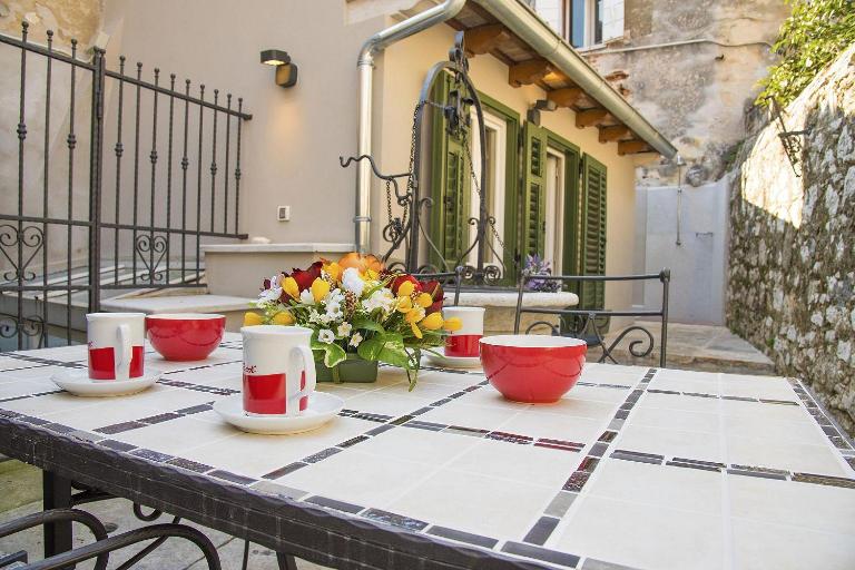 Atemberaubendes Altstadtapartment mit privater Terasse, Aussendusche - nur 500 Meter zum Strand - B&B Rovinj