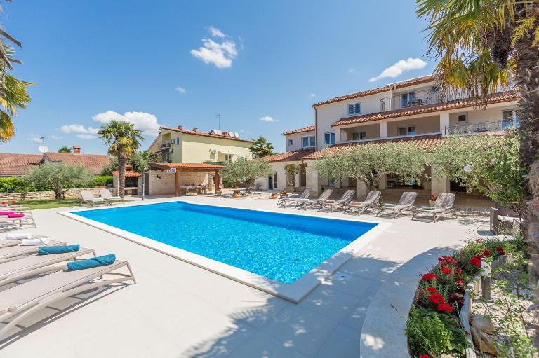 Mediterranes Apartment mit 60m2 Pool, BBQ-Bereich, Liegen, Waschmaschine - Ferienwohnung Poreč