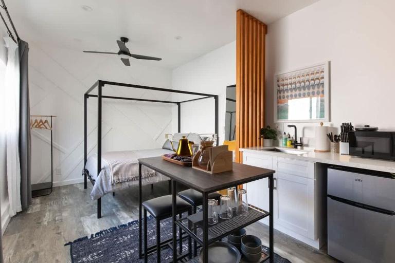 Vibe on the Patio at a Modern Luxury Studio near LAX Beach - Chambres d'hôtes Los Angeles