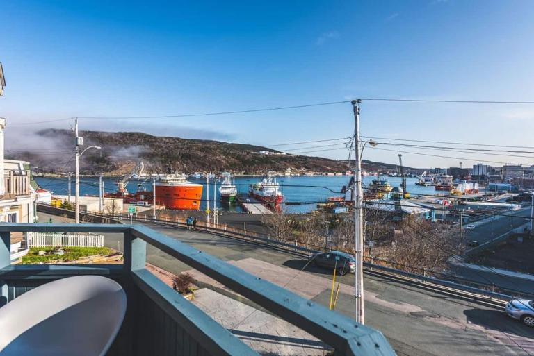 Harbour View Hitch 2BR w Parking & Deck - B&B San Juan de Terranova