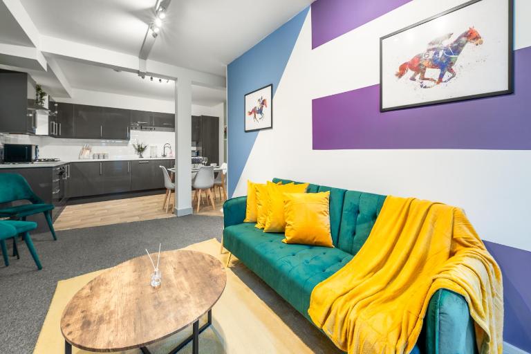 The Jockey Suite-Newmarket High Street-Two Double Bedroom Apartment - B&B Newmarket