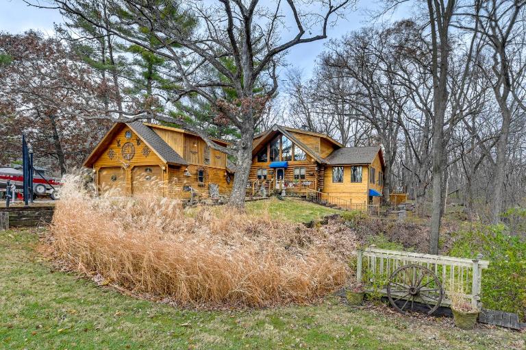 Walk to Saylorville Lake: Spacious Home w/ Deck! - Bed and Breakfast Johnston