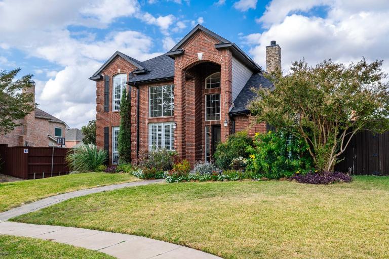 Urban Oasis in Plano 5BD & Heated Pool - B&B Plano