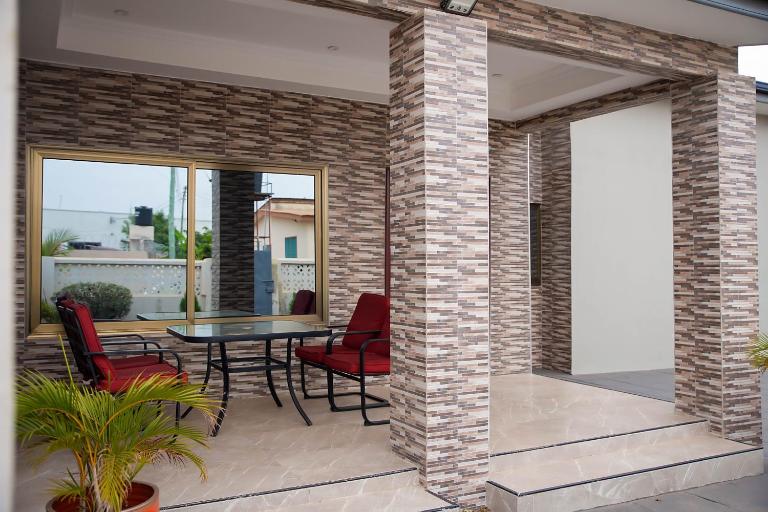 Gated Community - Ferienwohnung Kwedonu