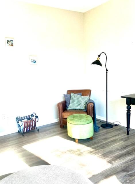Newly Built Spacious Quiet 3 Bed Rm House with Backyard and Parking - B&B Midland