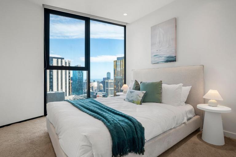 Gorgeous City Views 59th Floor 2BR with Pool & Gym - Chambres d'hôtes Melbourne