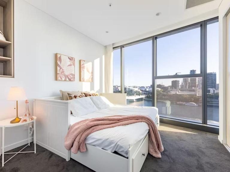 Riverfront 2 Bedroom Apt in Brisbane City with Parking - Chambres d'hôtes Brisbane