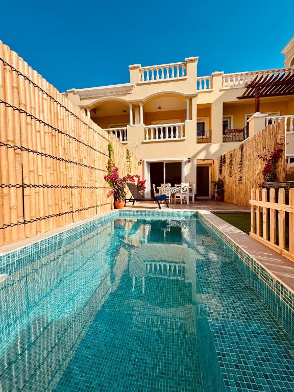 Western Townhouse with swimming pool - Bed and Breakfast Ras Al Khaimah