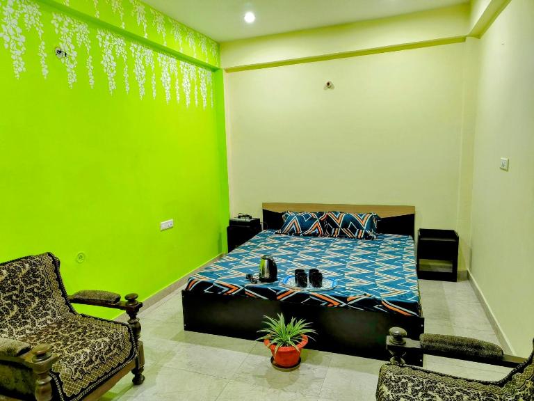 2 BHK & Balcony Nature's Theme Apartment Homestay - Chambres d'hôtes Allāhābād